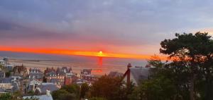 - une vue sur la ville au coucher du soleil dans l'établissement La Regina, à Trouville-sur-Mer