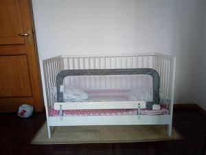 a small white crib in a room at Quarto di Luna in Genoa