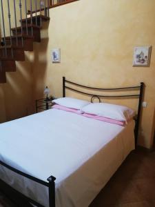 ein Bett in einem Zimmer mit einer Treppe in der Unterkunft Agriturismo Flabeto in Budrio