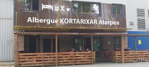 ein Gebäude mit einem Schild, auf dem „Allee Krotkaka Arena“ steht in der Unterkunft Albergue Kortarixar in Elizondo