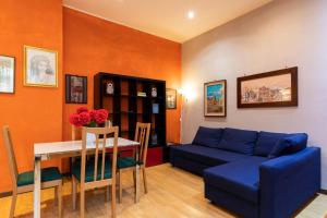 un soggiorno con divano blu e tavolo di Colorful Porta Romana a Milano