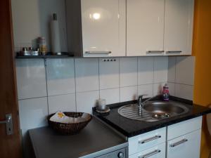 Kuchyň nebo kuchyňský kout v ubytování Heidehaus Hodenhagen