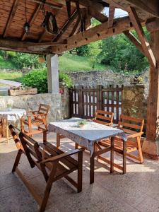 una mesa de picnic y sillas en un patio en Apartamentos Rurales La Caviana, en Cangas de Onís