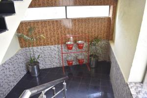 uma casa de banho com vasos de plantas num piso de azulejo em Manama Hotel em Islamabad