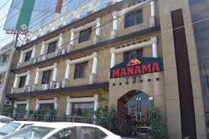 um grande edifício com um sinal de manama em Manama Hotel em Islamabad