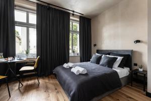 een slaapkamer met een bed met twee handdoeken erop bij Morning Light Sopot Apartment in Sopot