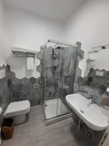 een badkamer met een douche, een toilet en een wastafel bij Le Camere Del Villaggio in Agrigento