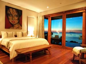Llit o llits en una habitació de Paradise Garage Komodo Villa