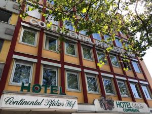 un edificio con una señal de hotel delante de él en Hotel Continental Koblenz en Coblenza