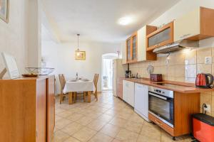 Kuchyň nebo kuchyňský kout v ubytování Apartman Mare