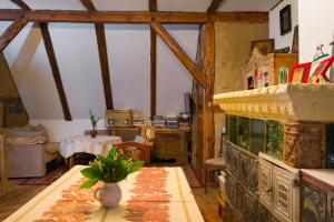 ein Wohnzimmer mit einem Tisch und einem Kamin in der Unterkunft Zagroda Chłopska in Gosław