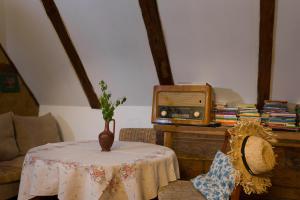 ein Wohnzimmer mit einem Tisch, auf dem eine Vase steht in der Unterkunft Zagroda Chłopska in Gosław