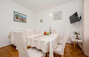 Et tv og/eller underholdning på Apartments Ljubica Banjol