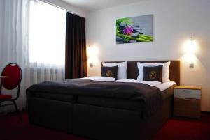 Postel nebo postele na pokoji v ubytování Hotel Continental Koblenz