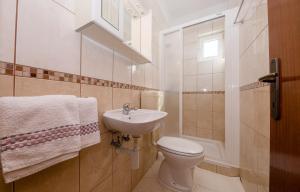 Et badeværelse på Apartments Ljubica Banjol + 34 billeder