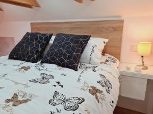 Un dormitorio con una cama con mariposas. en Juliana Apartment Bohinj Lake, en Bohinj