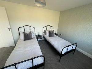 two beds sitting in a room withermottermottermott at Great for contractors- free parking in Southampton