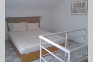un piccolo letto con mensola in camera di Havikee, private beach villa! a Ormos Panagias
