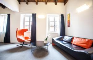ein Wohnzimmer mit einem Sofa und einem Stuhl in der Unterkunft Urban Hotel Design in Triest