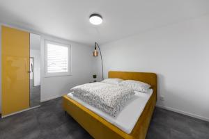 Postel nebo postele na pokoji v ubytování Marley & Me Apartments