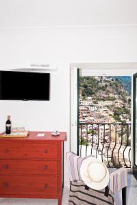 Albergo Miramare Positano的电视和/或娱乐中心