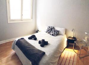 a bedroom with a bed with pillows and a window at Apartamento centrico junto al museo con wifi in Bilbao