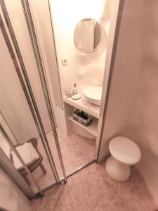Garage, 2 chambres, balnéo, 2 SDB, 2WC, vue sur les monuments的一间浴室