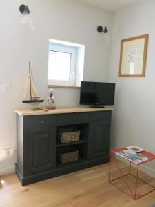 a room with a desk with a tv on top of it at Les Petits Volets 3 appartements au choix in Antibes