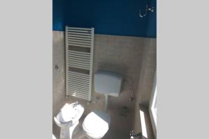 bagno con 2 servizi igienici e lavandino di Ca' Rosetta Your home near Cinque Terre & Versilia ad Arcola