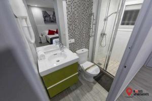 Koupelna v ubytování Roses Apartments Red Loft vista mar lateral + 8 fotografií