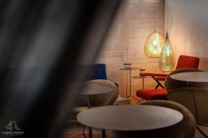貝加莫的住宿－樂福里飯店，一间设有桌椅和灯的等候室