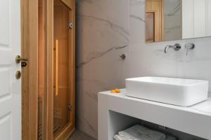 Kúpeľňa v ubytovaní Evripidou Suites
