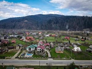 an aerial view of a residential neighborhood with houses at Садиба Янчар Номер Студiо з Басейном in Mykulychyn