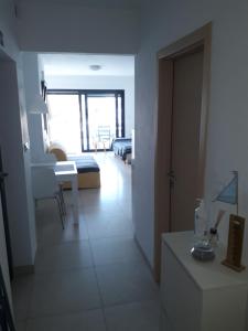 un corridoio con soggiorno e una camera con divano di Apartman ANA a Primošten