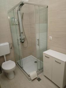 Kúpeľňa v ubytovaní Dolina Apartman + 12 fotografií