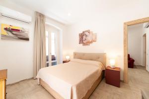 A bed or beds in a room at DOMO ALLE