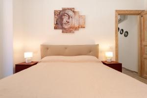 A bed or beds in a room at DOMO ALLE