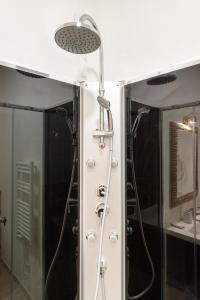 A bathroom at DOMO ALLE
