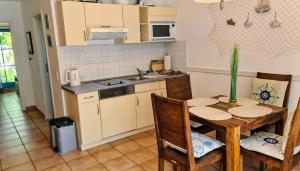 Küche/Küchenzeile in der Unterkunft Ferienwohnung Urte in Putgarten , Kap Arkona Rügen