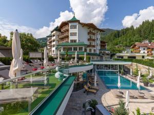 ein Hotel mit einem Pool und einem Resort in der Unterkunft Platzlhof - Mein Hotel im Zillertal in Ried im Zillertal