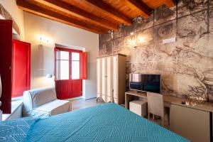 a bedroom with a bed and a tv in a room at DOMO SOFIA in Cagliari