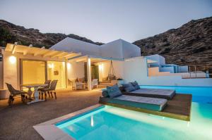 une villa avec un lit et une piscine dans l'établissement Levantes Ios Boutique Hotel, à Mylopotas