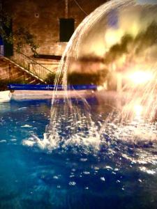 uma fonte de água numa piscina de água em Locanda Etrusca em Bibbona
