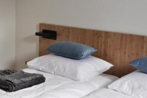 斯泰倫丹的住宿－Dock Hotel Stellendam，床上铺有蓝色枕头的床