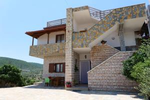 Villa con vistas a una casa en Pellumb Apartments, en Ksamil