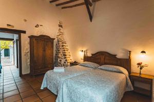 1 dormitorio con 1 cama en una habitación en El Horcajo, en Montecorto