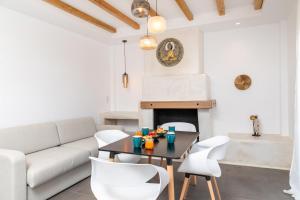 uma sala de estar com um sofá, uma mesa e cadeiras em Naxos DownTown Apartments & Suites em Naxos Chora