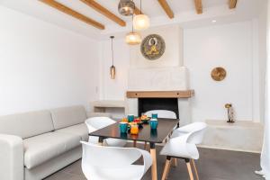 sala de estar con sofá, mesa y sillas en Naxos DownTown Apartments & Suites, en Naxos Chora