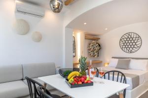 salon ze stołem i łóżkiem w obiekcie Naxos DownTown Apartments & Suites w mieście Naksos