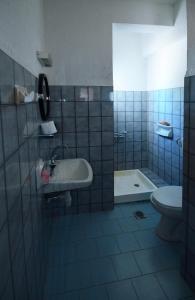 łazienka z umywalką i toaletą w obiekcie Villa Feggari w mieście Makry Gialos